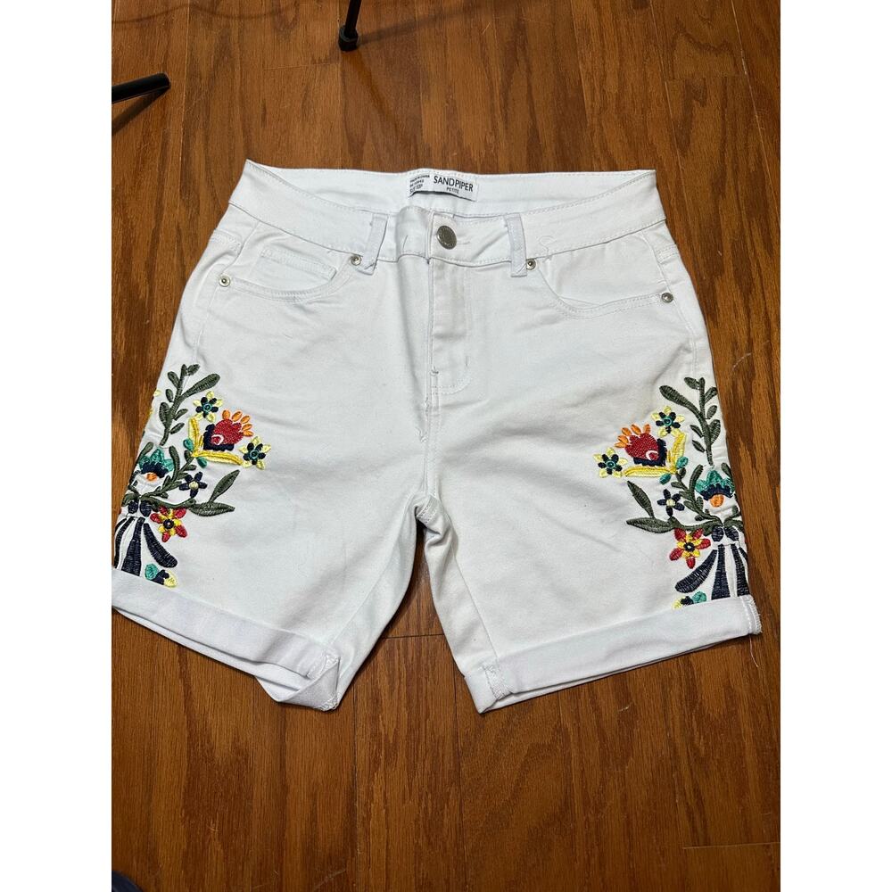 Sandpiper Women's white cuffed shorts with embroidered flowers Size 10P